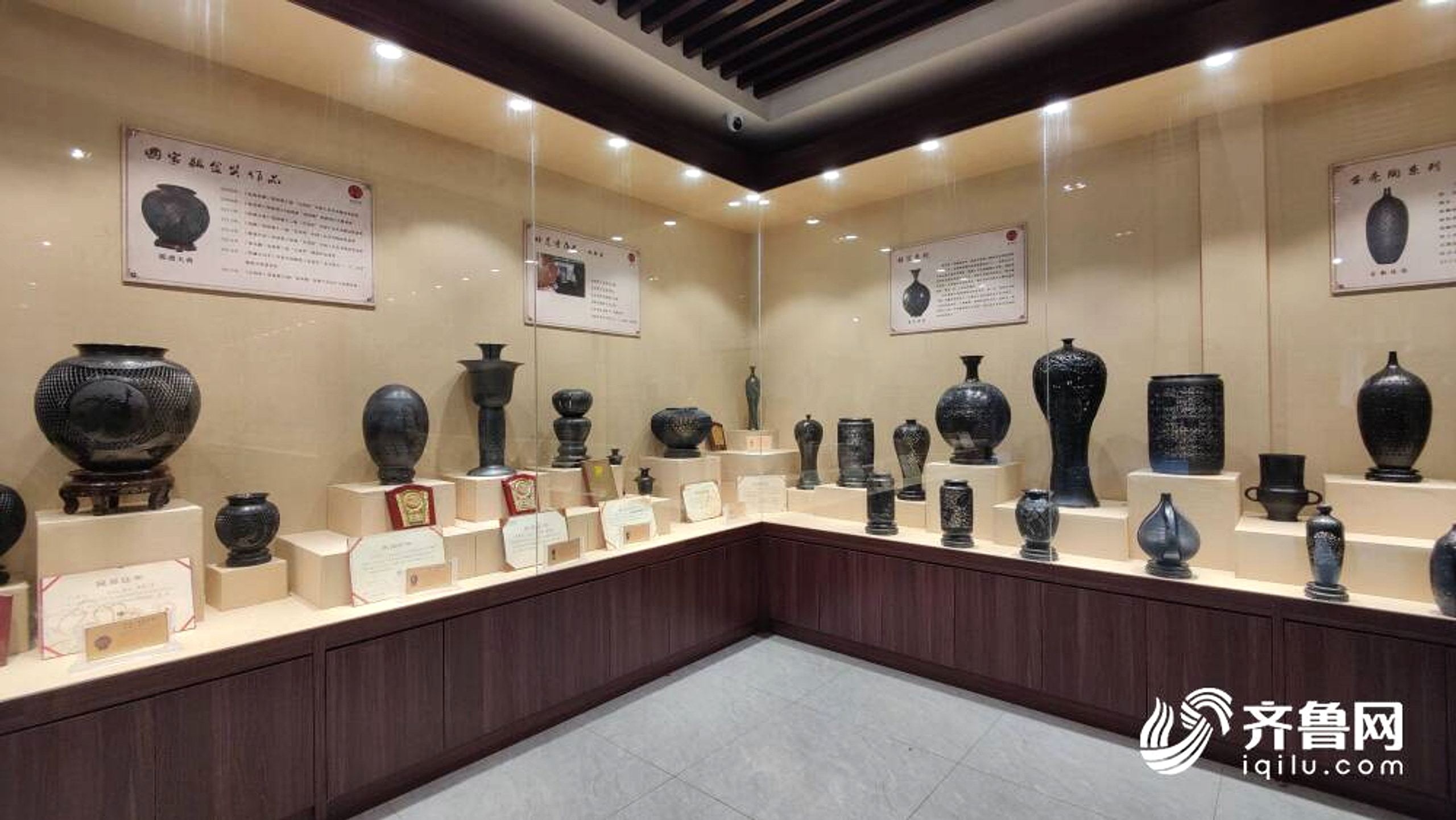 龙山黑陶展陈，陈列多件黑陶器物